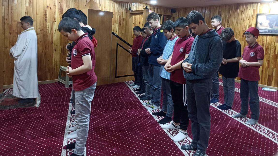 Okulumuz Öğrencileri Okul Mescidimizde Hutbe Okudu, Namaz Kıldırdı!